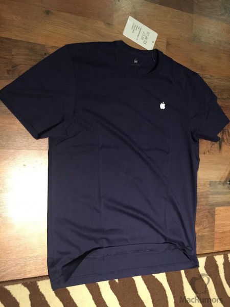 image-Apple-Store-employee-Watch-shirt